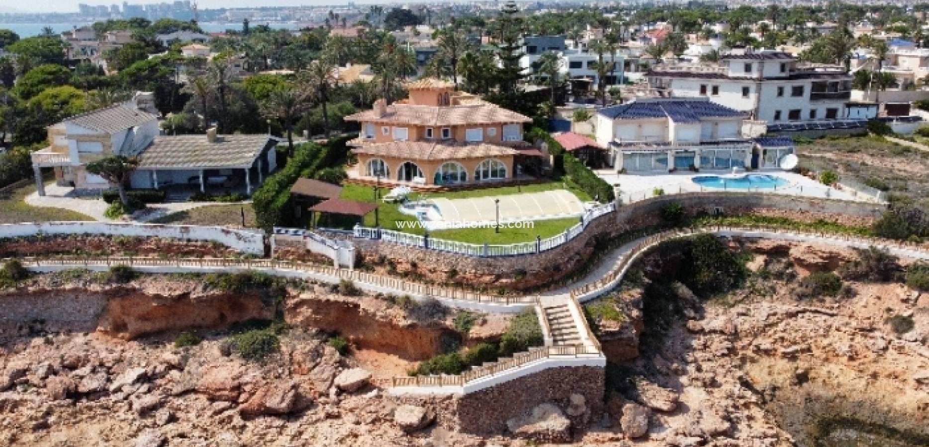 Resale - Villa - Torrevieja