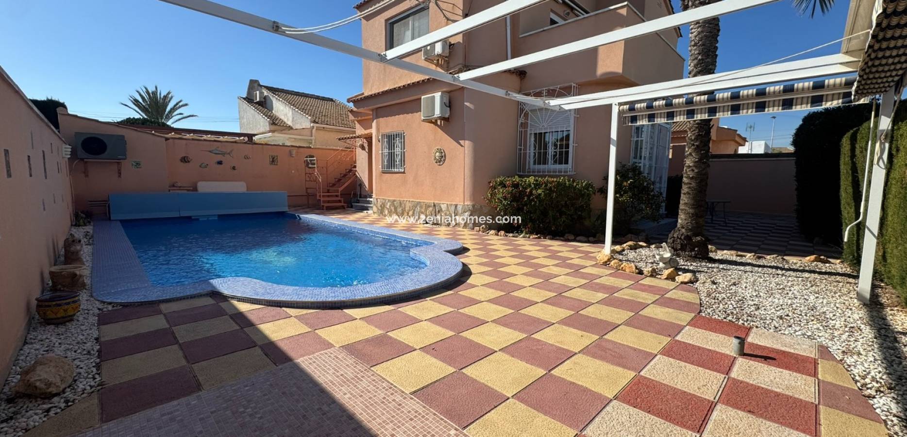 Resale - Villa - Mil Palmeras